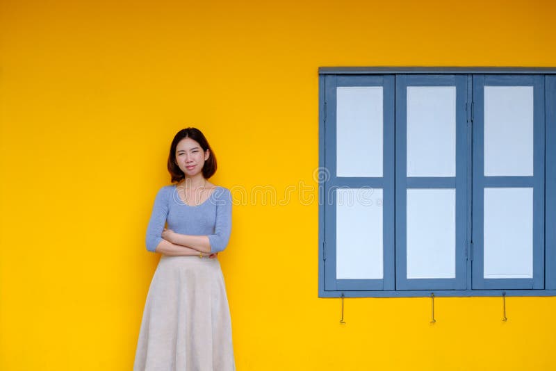 Portret Tajlandzka Azjatycka piękna wiejska kobieta z jej rękami krzyżuje zdjęcie stock Portret Tajlandzka Azjatycka piękna wiejska kobieta z jej rękami krzyżuje zdjęcie stock