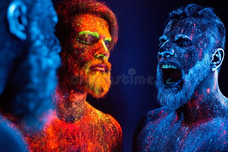 Portret trzy brodatego mężczyzny malował w fluorescencyjnych proszkach zdjęcia royalty free Portret trzy brodatego mężczyzny malował w fluorescencyjnych proszkach zdjęcia royalty free