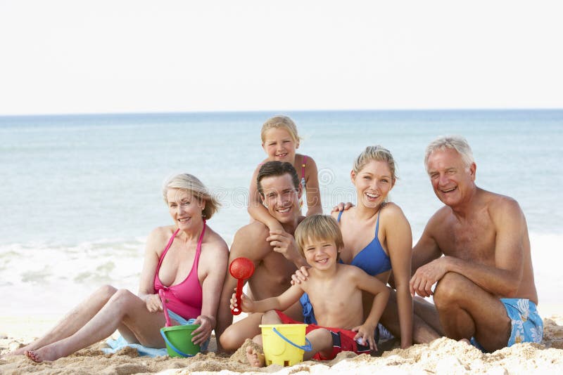 Portret Trzy pokoleń rodzina Na Plażowym wakacje obraz stock Portret Trzy pokoleń rodzina Na Plażowym wakacje obraz stock
