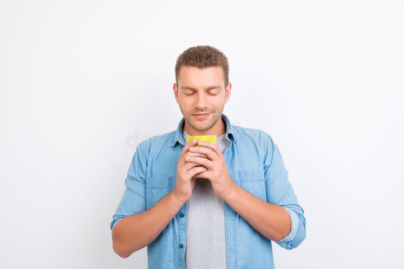 Portret trzyma filiżankę kawy z dwa przystojny freelancer zdjęcia stock Portret trzyma filiżankę kawy z dwa przystojny freelancer zdjęcia stock