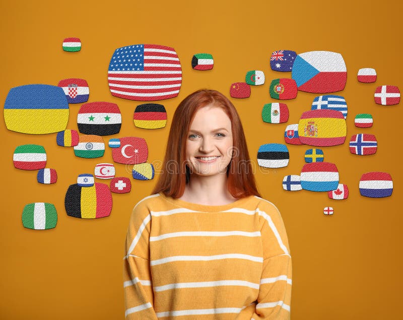Portret tłumacza ustnego i flag państw na żółtym tle fotografia stock