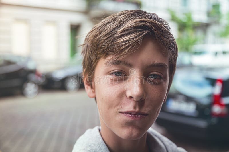 Portret u?miechni?ty m?ody cz?owiek obrazy stock Portret u?miechni?ty m?ody cz?owiek obrazy stock