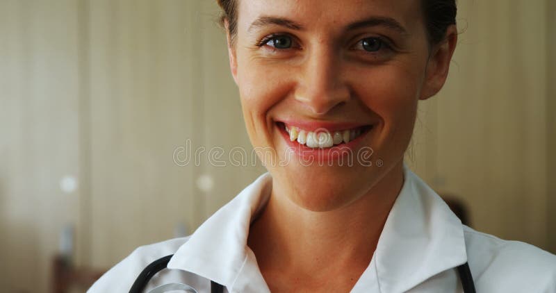 Portret ufna kobiety lekarka 4k