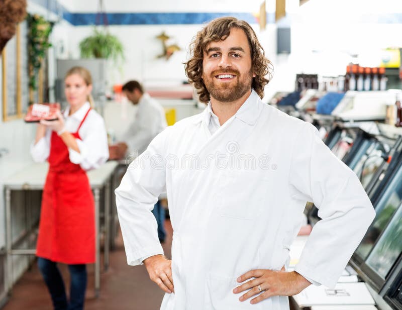 Portret Ufna masarki pozycja Przy sklepem obrazy stock Portret Ufna masarki pozycja Przy sklepem obrazy stock