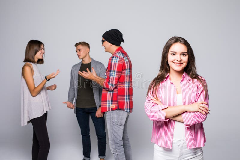 Portret ufna młoda dama z grupą przyjaciele opowiada w tle obrazy royalty free Portret ufna młoda dama z grupą przyjaciele opowiada w tle obrazy royalty free