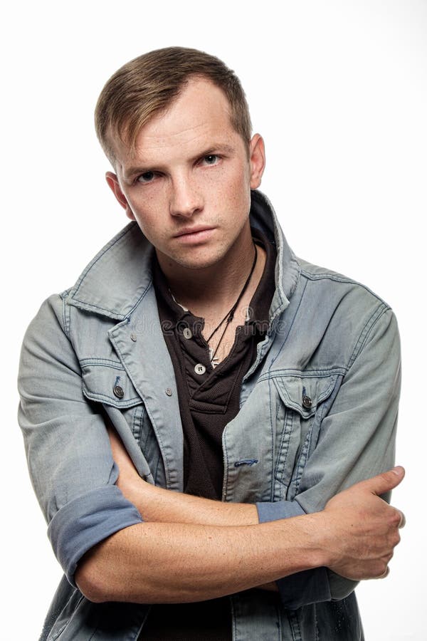 Portret ufny młody człowiek w cajg kurtce na bielu fotografia stock Portret ufny młody człowiek w cajg kurtce na bielu fotografia stock