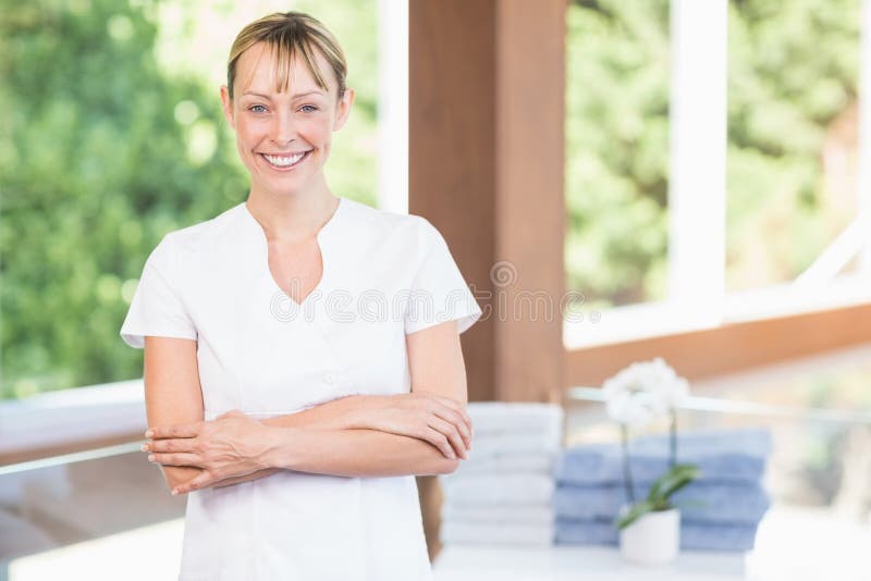 Portret ufny żeński masażysta przy zdrojem obrazy stock