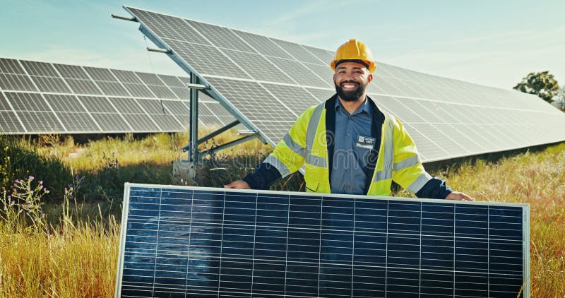 Portret uman și fericit cu panou solar la economisirea energiei agricole și de supraveghere pentru întreținere. bărbat care poate royalty free stock photography
