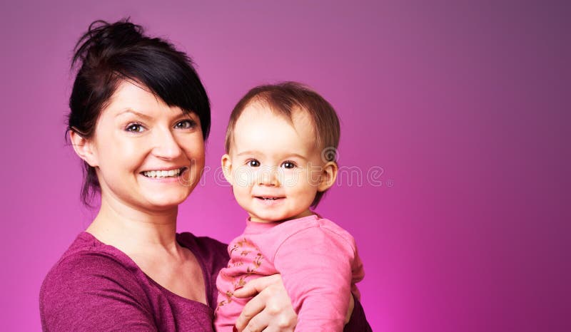 Portret uroczej dziewczynki i jej młodej matki na fioletowym tle kopiuj miejsce po prawej zdjęcia stock Portret uroczej dziewczynki i jej młodej matki na fioletowym tle kopiuj miejsce po prawej zdjęcia stock