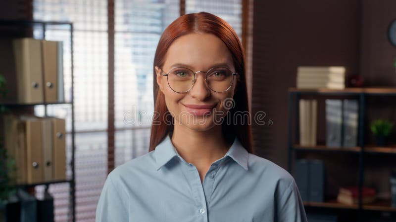 Portret uśmiechający się przyjazny przyjazny pewny siebie Kaukaska kobieta biznesu kobieta biznesmen kobieta kobieta ubrana obrazy royalty free