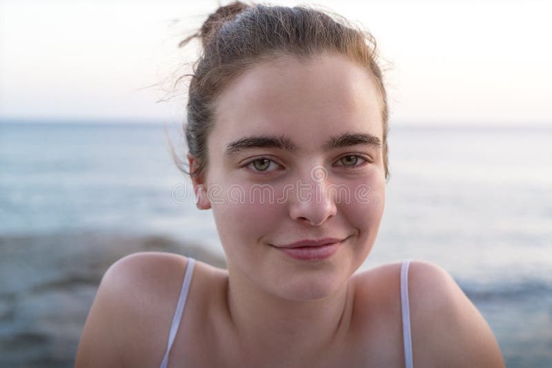 Portret uśmiechnięta kobieta zdjęcia stock Portret uśmiechnięta kobieta zdjęcia stock