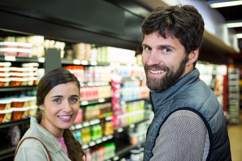 Portret uśmiechnięta para w sklep spożywczy sekci