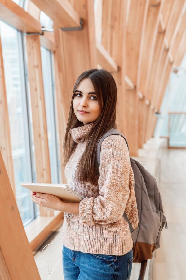 Portret uśmiechniętej Kaukaskiej brunetki dziewczyny kobiety młody piękny model z długim ciemnym włosy i brązem ono przygląda się zdjęcie stock Portret uśmiechniętej Kaukaskiej brunetki dziewczyny kobiety młody piękny model z długim ciemnym włosy i brązem ono przygląda się zdjęcie stock