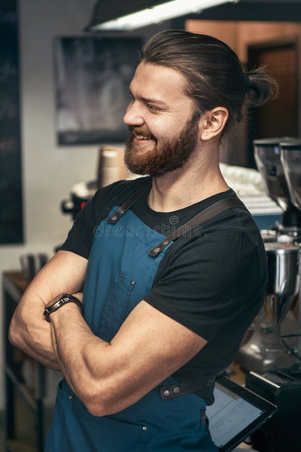 Portret uśmiechnięty przystojny barista w kawiarni zdjęcie royalty free Portret uśmiechnięty przystojny barista w kawiarni zdjęcie royalty free