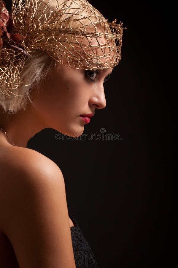 Portret van aantrekkelijk retro-stijlmeisje in bonnet stock afbeelding Portret van aantrekkelijk retro-stijlmeisje in bonnet stock afbeelding