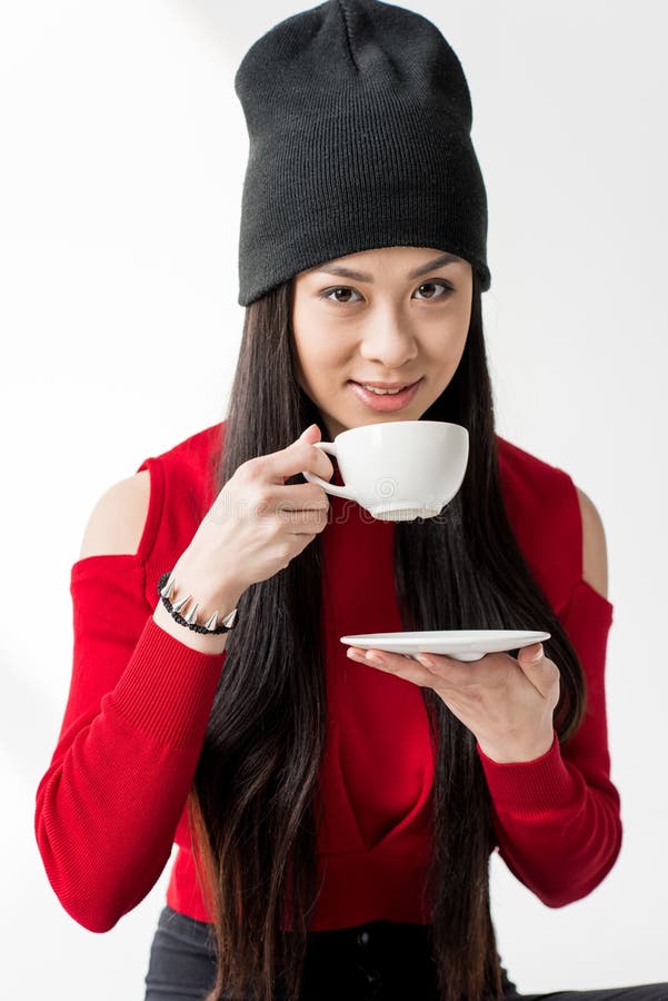 Portret van aantrekkelijke Aziatische geïsoleerd de theekop van de vrouwenholding stock fotografie Portret van aantrekkelijke Aziatische geïsoleerd de theekop van de vrouwenholding stock fotografie