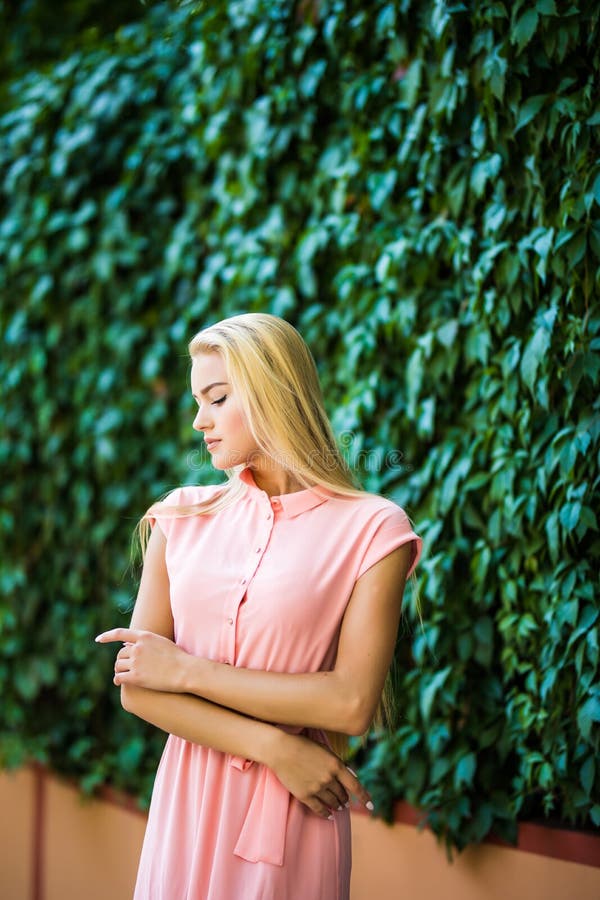 Portret van aantrekkelijke jonge sensuele vrouw op een achtergrond van klimopmuur met groene bladeren stock afbeeldingen Portret van aantrekkelijke jonge sensuele vrouw op een achtergrond van klimopmuur met groene bladeren stock afbeeldingen