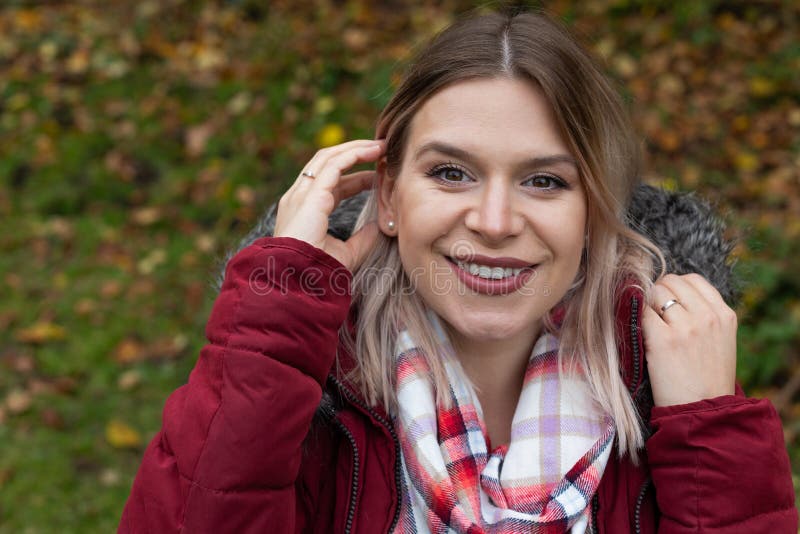 Geschikte Band Op De Pols Van De Vrouw Stock Foto  