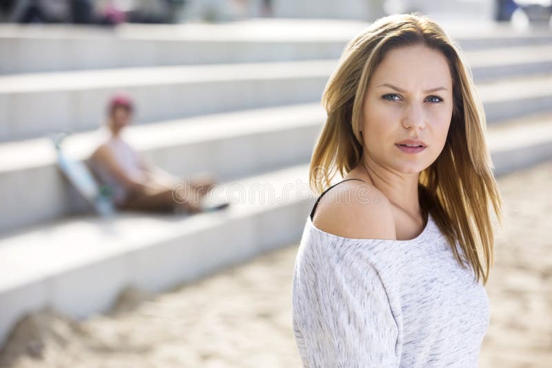 Portret van aantrekkelijke vrouw op strand stock foto Portret van aantrekkelijke vrouw op strand stock foto