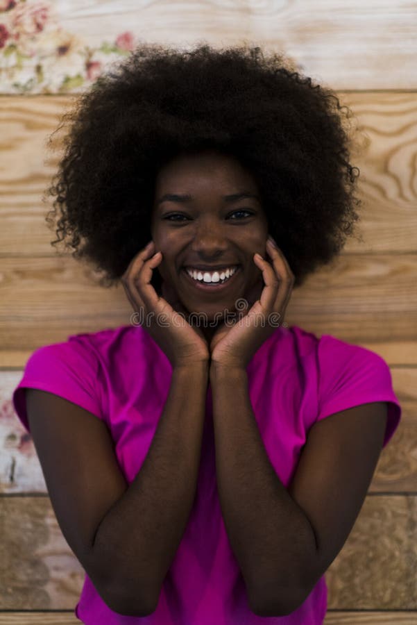 Portret van afro Amerikaanse vrouw royalty-vrije stock foto Portret van afro Amerikaanse vrouw royalty-vrije stock foto