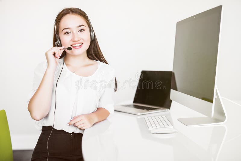 Portret van Aziatische mooie glimlachende de telefoonexploitant van de vrouwenklantenondersteuning in bureau ruimteachtergrond De stock afbeelding Portret van Aziatische mooie glimlachende de telefoonexploitant van de vrouwenklantenondersteuning in bureau ruimteachtergrond De stock afbeelding