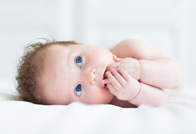 Portret Van Baby Het Zuigen Op Haar Vinger Stock Afbeelding Afbeelding Bestaande Uit Groot Kind 41386629