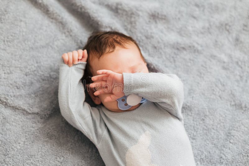 Portret van babyjongen het boze, woedende, fronsende en agressieve liggen op een bed De emoties van kinderen stock foto's Portret van babyjongen het boze, woedende, fronsende en agressieve liggen op een bed De emoties van kinderen stock foto's
