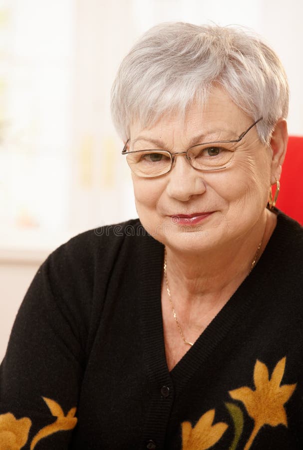Portret van bejaarde dame stock fotografie Portret van bejaarde dame stock fotografie