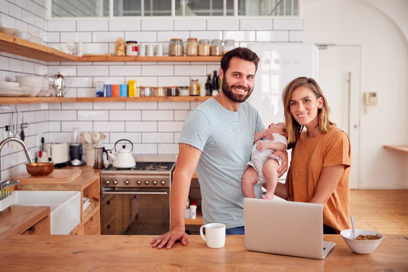 Portret van Bezige Familie in Keuken bij Ontbijt met de Zoon van Vadercaring for baby stock afbeeldingen Portret van Bezige Familie in Keuken bij Ontbijt met de Zoon van Vadercaring for baby stock afbeeldingen