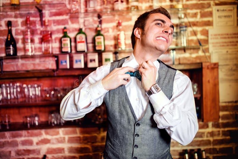 Portret van boze en beklemtoonde barman of barman met bowtie stock afbeeldingen Portret van boze en beklemtoonde barman of barman met bowtie stock afbeeldingen