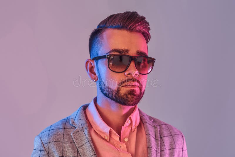 Portret van de aantrekkelijke peinzende mens in checkeretblazer en zonnebril stock afbeeldingen Portret van de aantrekkelijke peinzende mens in checkeretblazer en zonnebril stock afbeeldingen