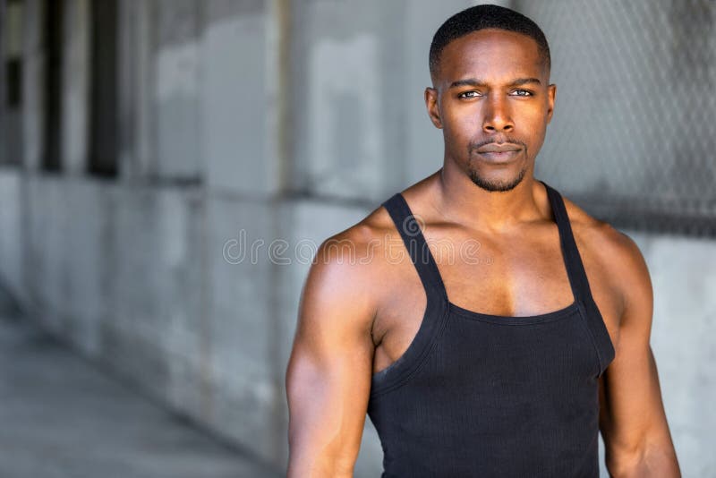 Portret van de afrikaanse Amerikaanse zwarte atlete bodybuilder, trainer, conditie van spieren, kracht en lichaamssculpatie
