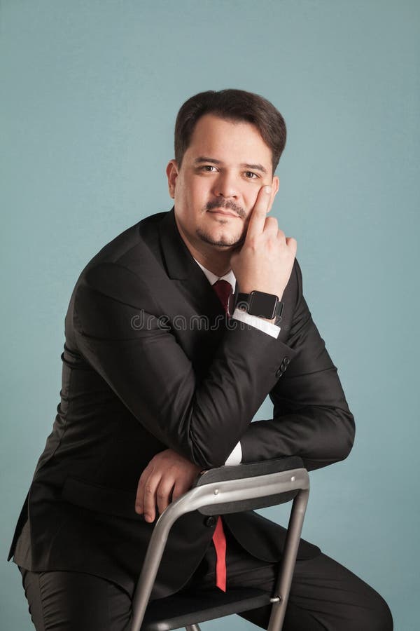 Portret van de bedrijfsmens, slim horloge op zijn hand stock afbeelding Portret van de bedrijfsmens, slim horloge op zijn hand stock afbeelding