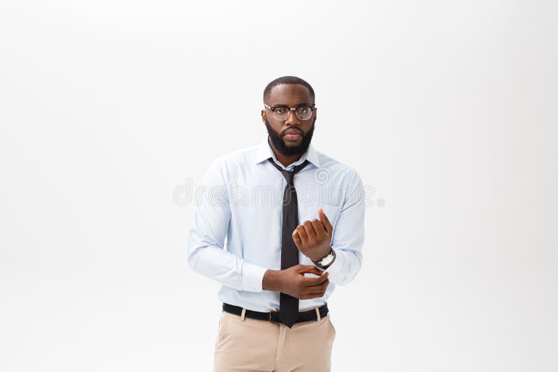 Portret van de boze of geërgerde jonge Afrikaanse Amerikaanse mens die in wit polooverhemd de camera met ontstemd bekijken stock foto's Portret van de boze of geërgerde jonge Afrikaanse Amerikaanse mens die in wit polooverhemd de camera met ontstemd bekijken stock foto's