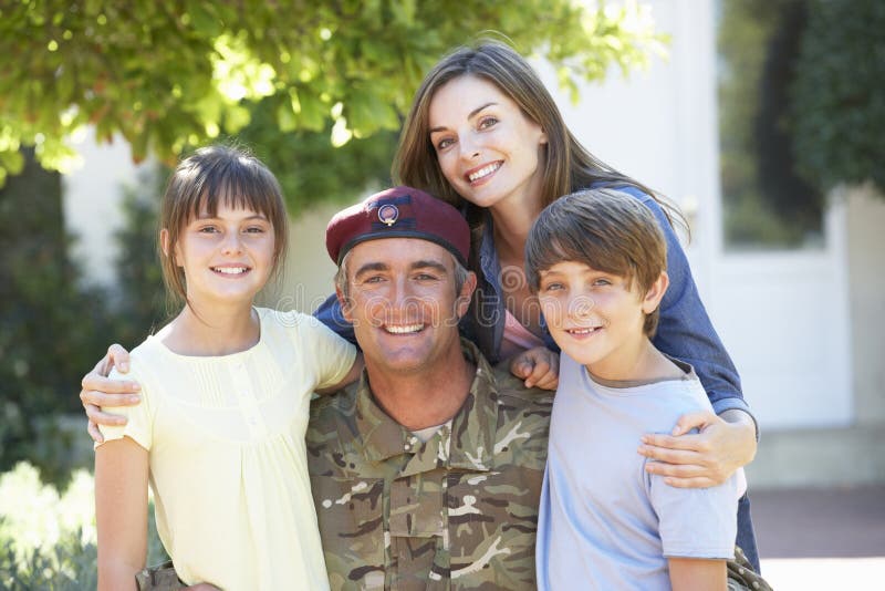 Portret van de Familie van Militairreturning home with royalty-vrije stock foto's Portret van de Familie van Militairreturning home with royalty-vrije stock foto's