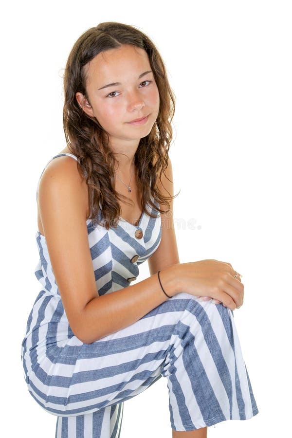 Portret van de gelukkige mooie geschikte jonge het glimlachen slanke die manier van het tienermeisje op witte achtergrond wordt g stock foto's Portret van de gelukkige mooie geschikte jonge het glimlachen slanke die manier van het tienermeisje op witte achtergrond wordt g stock foto's