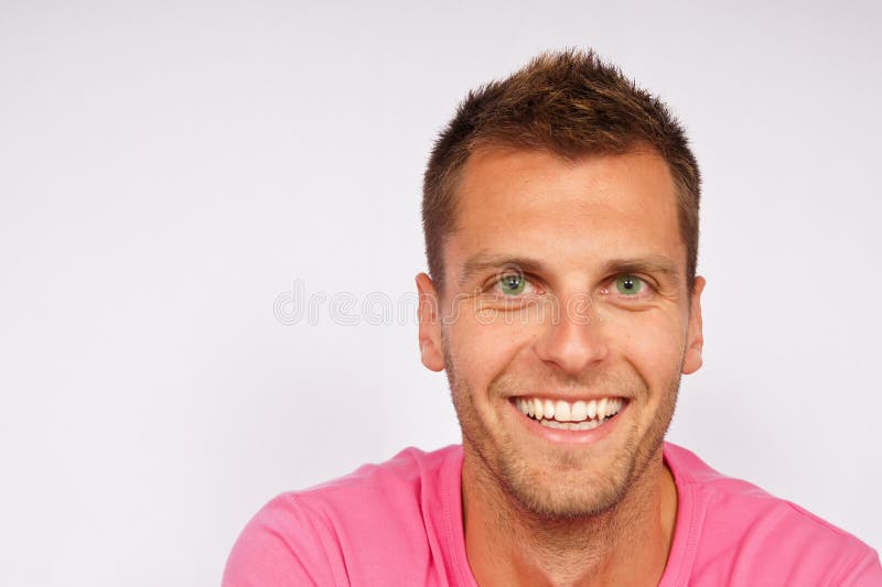Portret van de glimlachende jonge mens stock fotografie Portret van de glimlachende jonge mens stock fotografie