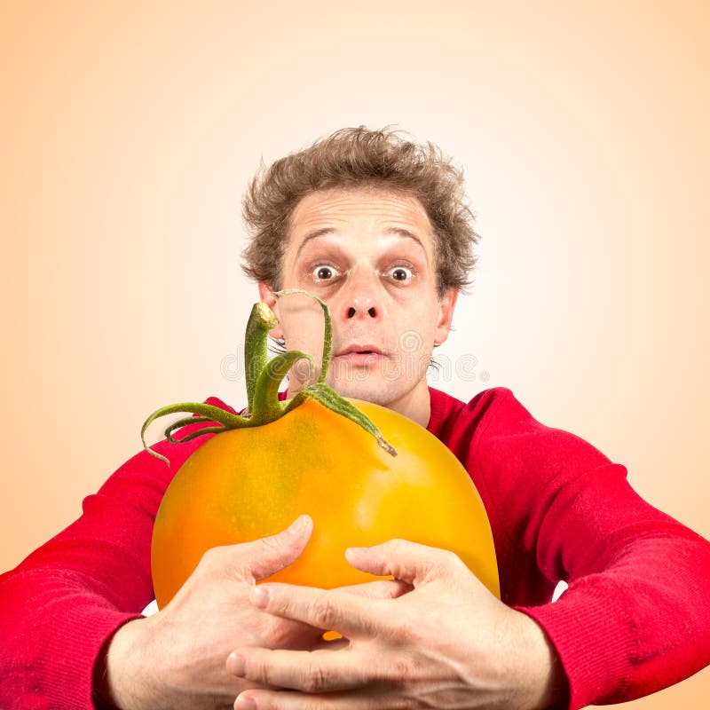 Portret van de grappige mens met tomaat stock afbeeldingen Portret van de grappige mens met tomaat stock afbeeldingen