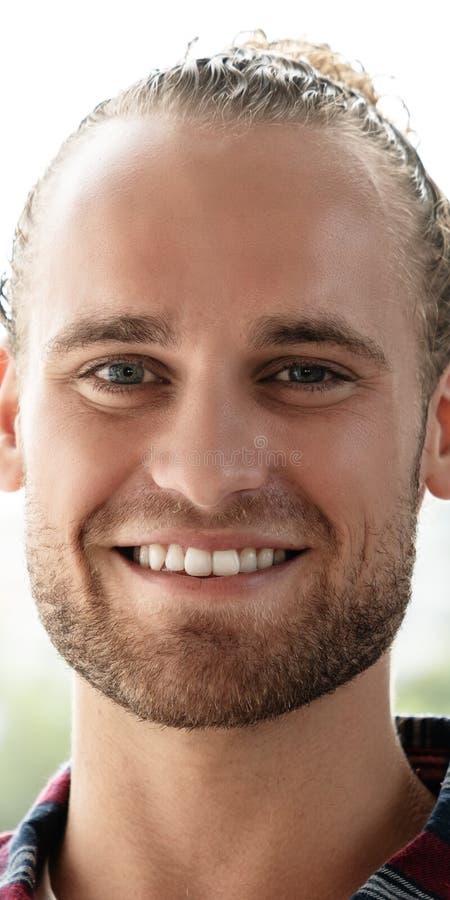 Portret van de jonge gelukkige korte modieuze gebaarde Kaukasische mens of creatieve ontwerper die en camera glimlachen bekijken royalty-vrije stock afbeeldingen Portret van de jonge gelukkige korte modieuze gebaarde Kaukasische mens of creatieve ontwerper die en camera glimlachen bekijken royalty-vrije stock afbeeldingen