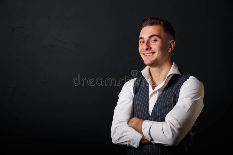 Portret van de Jonge Knappe Mens op Gray Background stock fotografie Portret van de Jonge Knappe Mens op Gray Background stock fotografie
