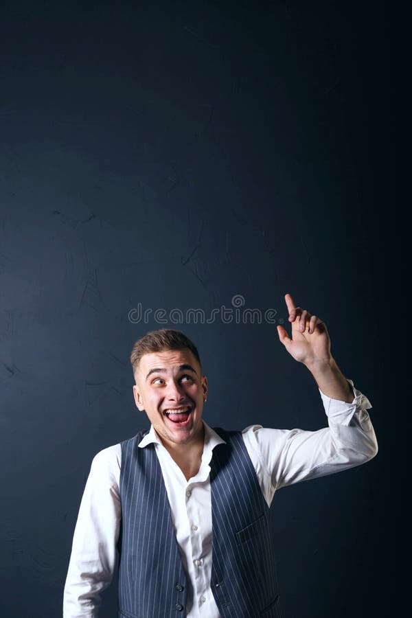 Portret van de Jonge Knappe Mens op Gray Background stock foto's Portret van de Jonge Knappe Mens op Gray Background stock foto's