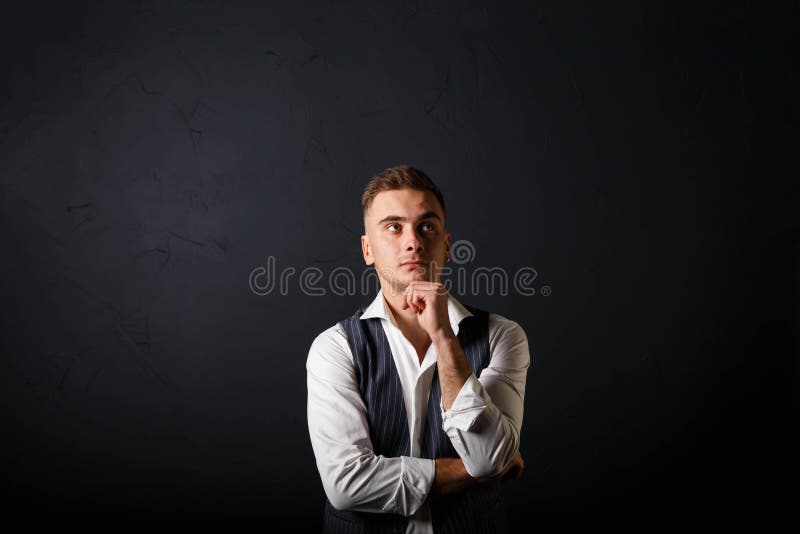 Portret van de Jonge Knappe Mens op Gray Background royalty-vrije stock afbeelding Portret van de Jonge Knappe Mens op Gray Background royalty-vrije stock afbeelding