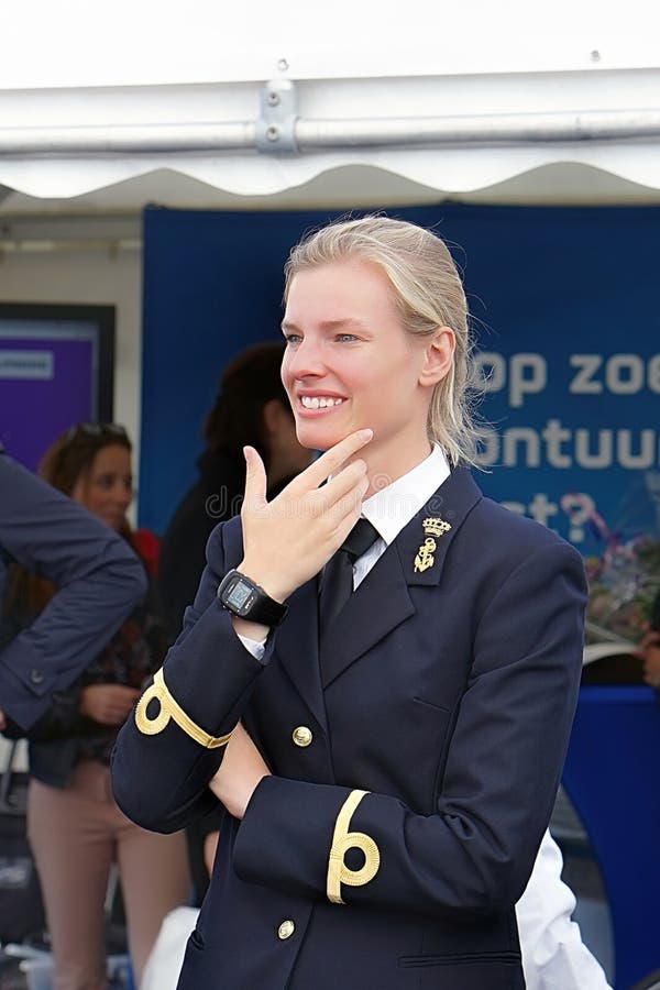 Portret van de kapiteinsvrouw in het uniform royalty-vrije stock fotografie Portret van de kapiteinsvrouw in het uniform royalty-vrije stock fotografie
