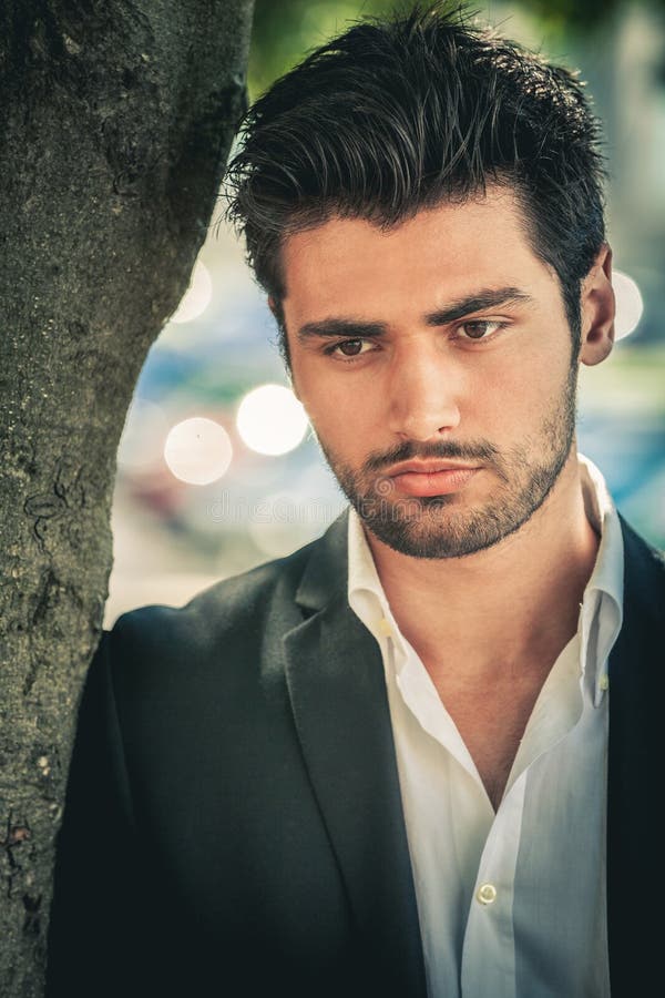 Portret van de knappe en aantrekkelijke peinzende mens stock fotografie Portret van de knappe en aantrekkelijke peinzende mens stock fotografie