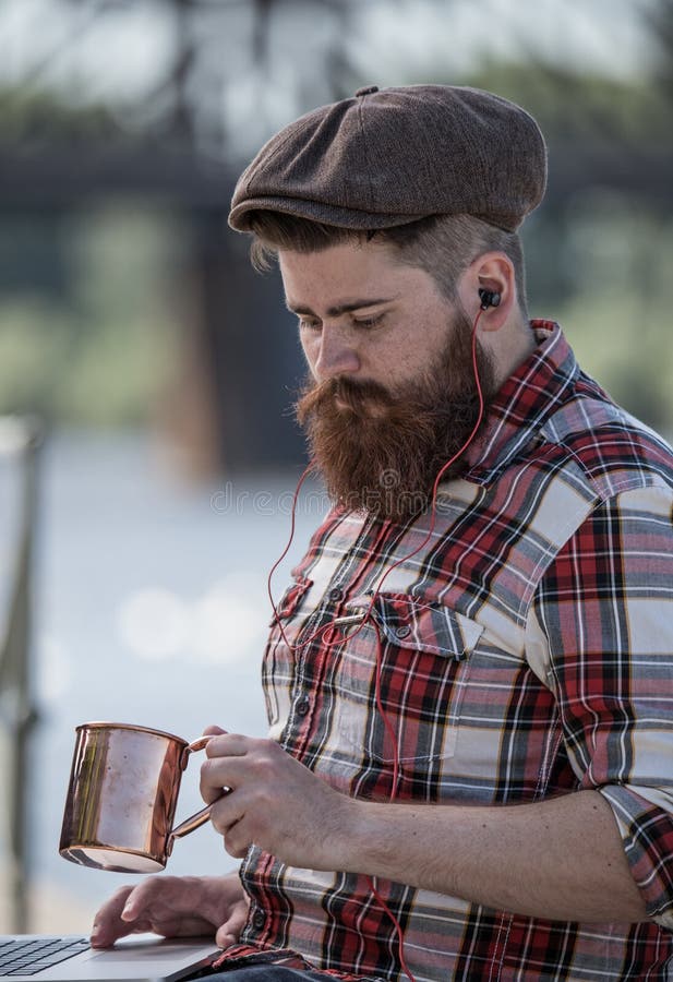 Portret van de knappe grote snor hipster mens in de stad stock foto Portret van de knappe grote snor hipster mens in de stad stock foto