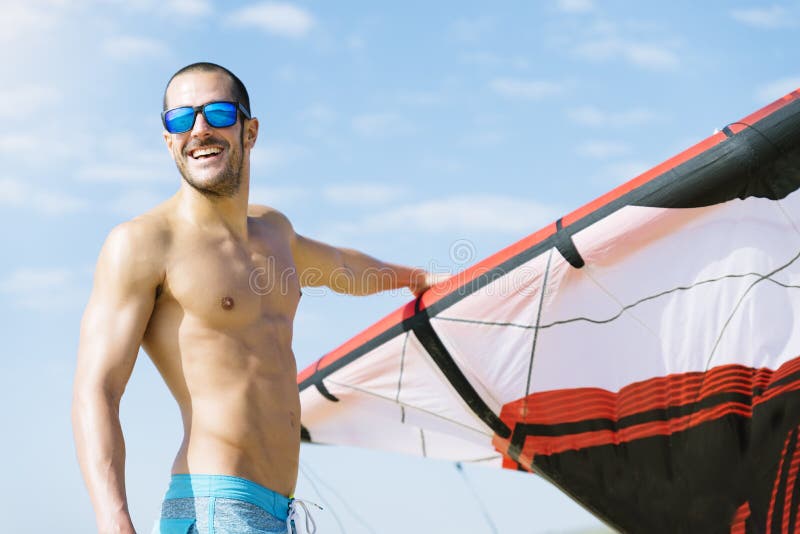 Portret van de knappe mens kitesurfer stock afbeeldingen Portret van de knappe mens kitesurfer stock afbeeldingen