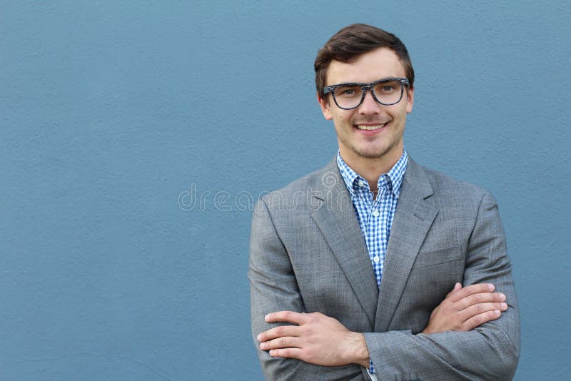 Portret van de knappe vrolijke jonge glimlachende mens in glazen royalty-vrije stock fotografie Portret van de knappe vrolijke jonge glimlachende mens in glazen royalty-vrije stock fotografie