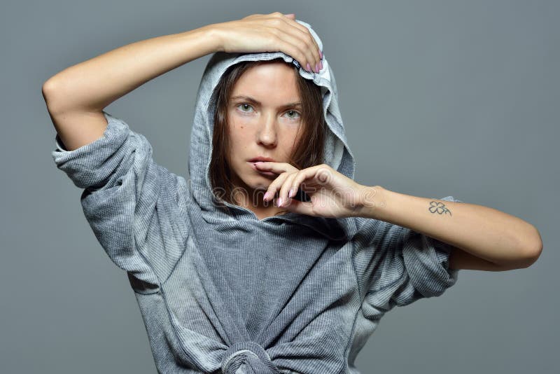 Portret van de mooie vrouw in grijze hoody blouse royalty-vrije stock fotografie Portret van de mooie vrouw in grijze hoody blouse royalty-vrije stock fotografie
