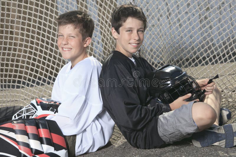 Portret van de speler van de hockeybal met hockeystok stock foto Portret van de speler van de hockeybal met hockeystok stock foto