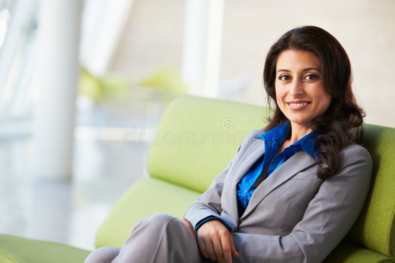 Portret van de Zitting van de Onderneemster op Bank royalty-vrije stock fotografie Portret van de Zitting van de Onderneemster op Bank royalty-vrije stock fotografie